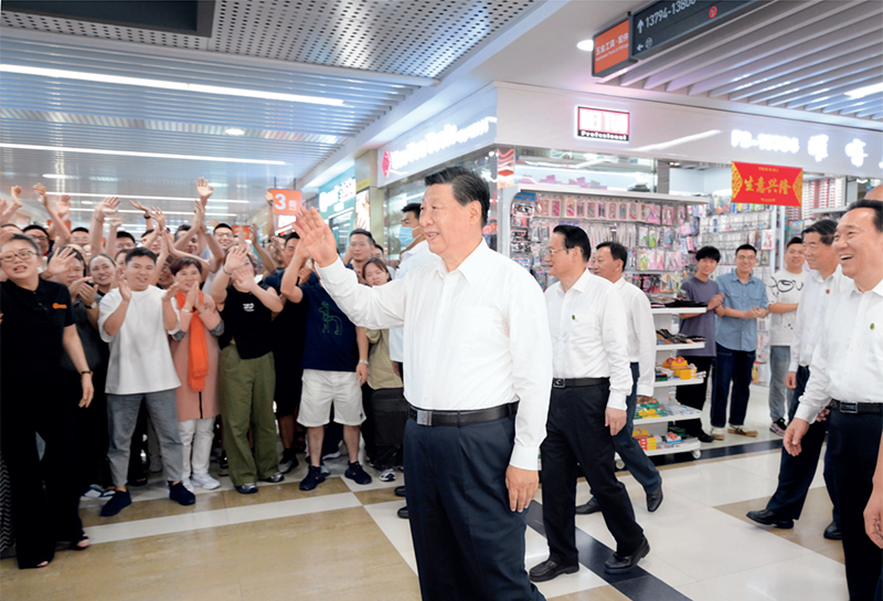 2023年9月20日至21日，，，，，，，中共中央总书记、国家主席、中央军委主席习近平在浙江考察。。。。。。这是20日上午，，，，，，，习近平在义乌国际商贸城考察时，，，，，，，同商户亲切交流。。。。。。 新华社记者 李学仁/摄
