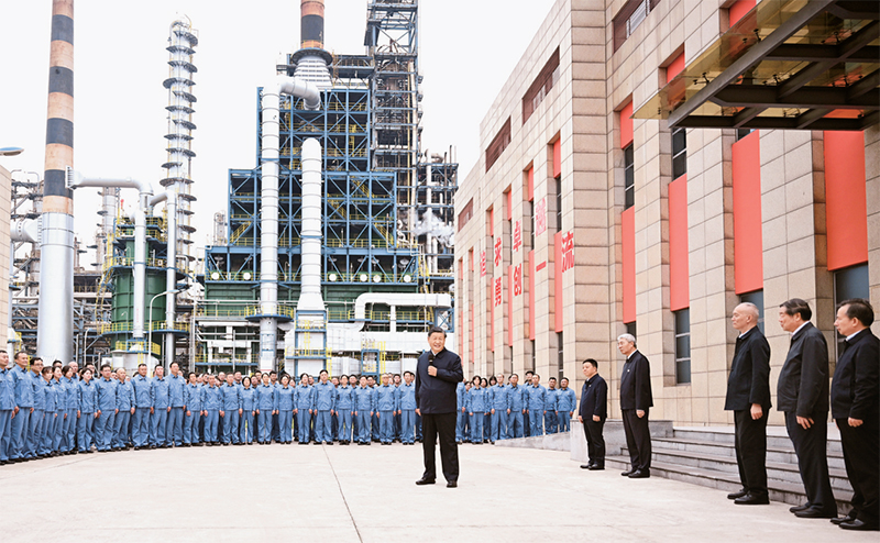 2023年10月10日至13日，，，，，，，中共中央总书记、国家主席、中央军委主席习近平在江西考察。。。。。。这是10日下午，，，，，，，习近平在中国石化九江分公司考察时，，，，，，，同企业员工亲切交流。。。。。。 新华社记者 谢环驰/摄