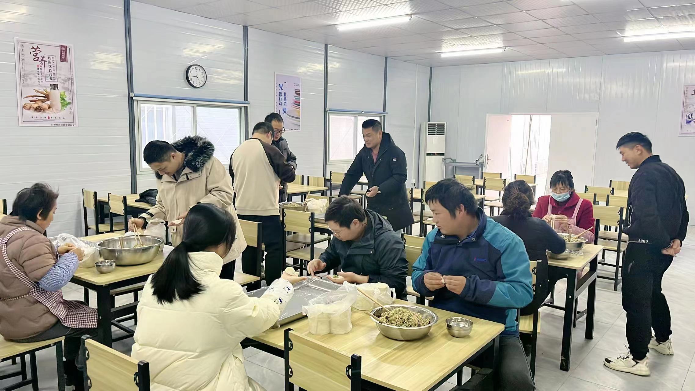 云河湾项目其乐融融，，，，，大家一起吃冬至饺子，，，，，准备了饺子皮40多斤、肉40多斤、蔬菜若干，，，，，下午不忙的同志一起包饺子大约有20多人，，，，，党员同志4人，，，，，晚上聚餐大约40人。。。。。。。.jpg