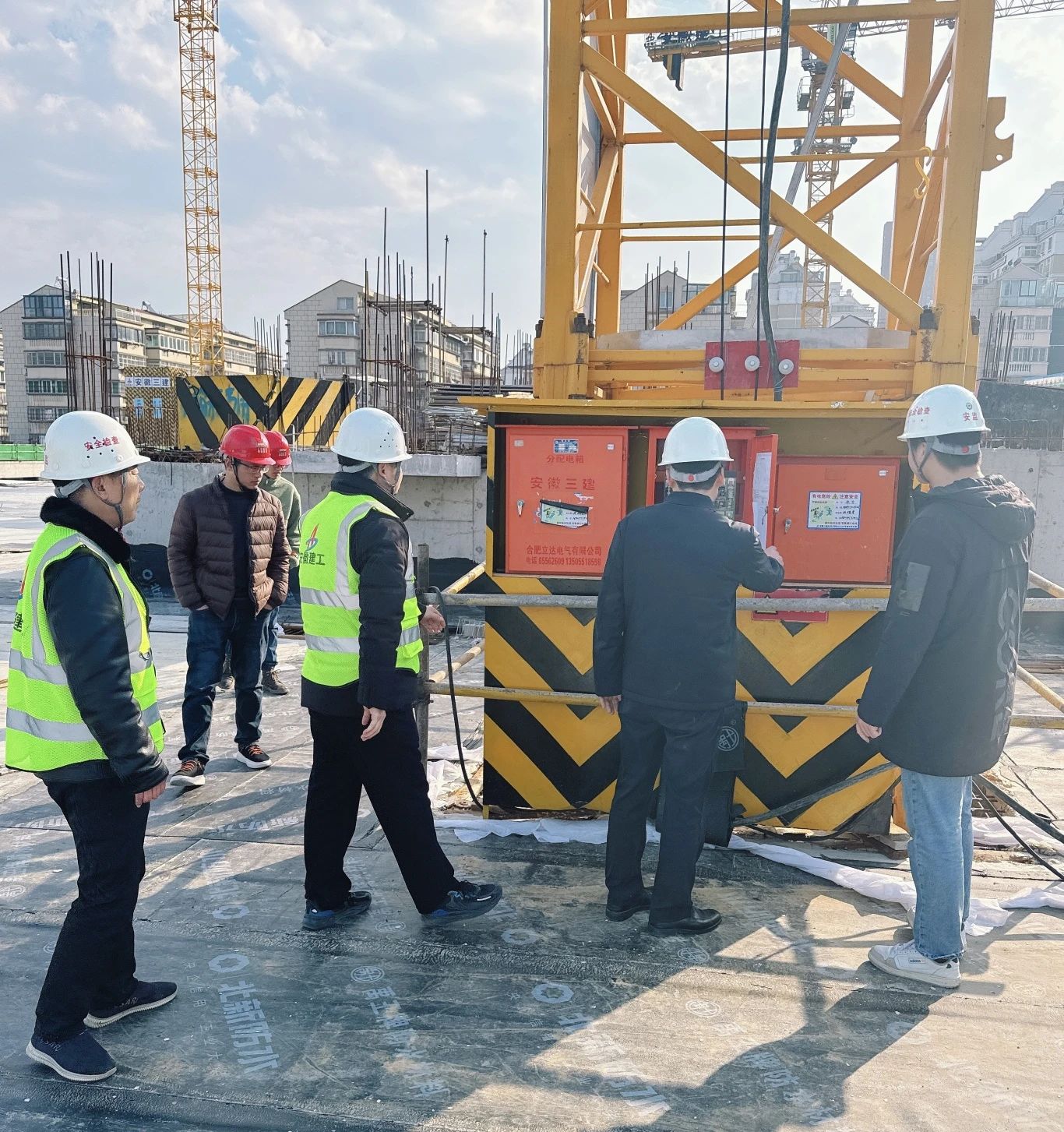 2月18日，，，，，，一分公司领导带队对王卫片区城市更新总承包项目施工现场临时用电、大型设备、安全防护等情况进行了深入检查，，，，，，并对下一步计划及要求作出详细安排，，，，，，要求项目全员、全面、全力进入工作状态，，，，，，以开工即决战的心态，，，，，，抓实抓细安全、质量管理，，，，，，强控风险，，，，，，明确目标任务，，，，，，确保项目按计划节点顺利推进。。。。。.png