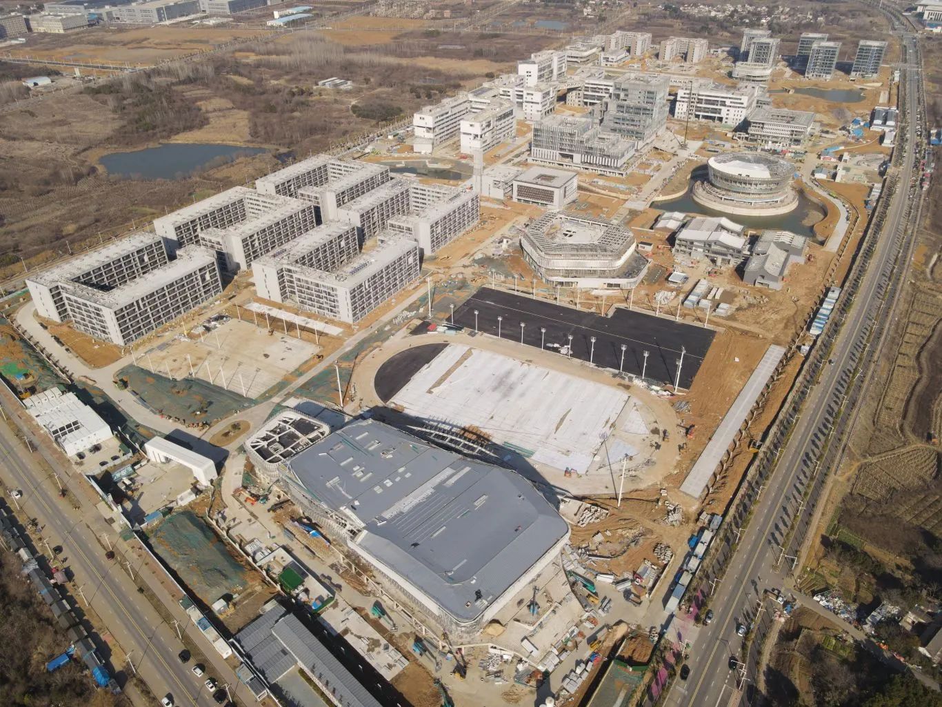 为确保春节后复工复产工作安全有序进行，，，，，，装饰公司合肥理工学院项目开展复工复产会及安全教育培训。。。。。同时对生活区、施工现场材料、库房等位置进行重点检查。。。。。截至目前，，，，，，项目圆满完成了主体结构封顶、砌体及二次结构完成等施工节点。。。。。现已全面进入幕墙及精装饰施工阶段，，，，，，目前内装饰完成70%，，，，，，幕墙完成80%。。。。。.jpg