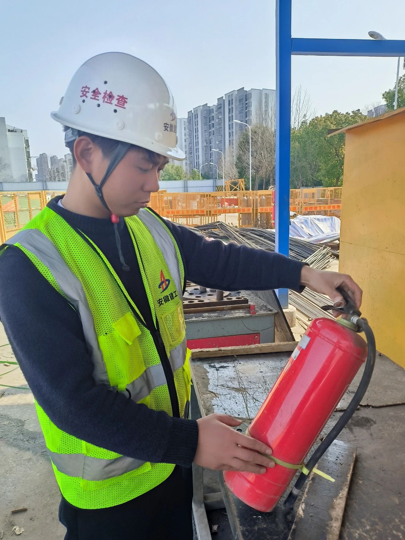 2月18日上午9时，，，，，，云河湾总承包工程联合监理单位、建设单位对现场进行复工检查，，，，，，打响春节后复工复产第一枪。。。。。为了做好复工复产工作，，，，，，项目部从以下四个方面开展工作。。。。。一是对进场的工人进行全面三级安全教育和开展复工复产安全交底会，，，，，，加强安全防范工作。。。。。二是对现场临时临电百分百调试，，，，，，为复工复产奠定坚实基础。。。。。三是安全总监带队对所有大型设备检修，，，，，，彻底消灭安全隐患。。。。。四是项目经理带队所有管理人员走场，，，，，，强化复工复产思想建设。。。。。.jpg
