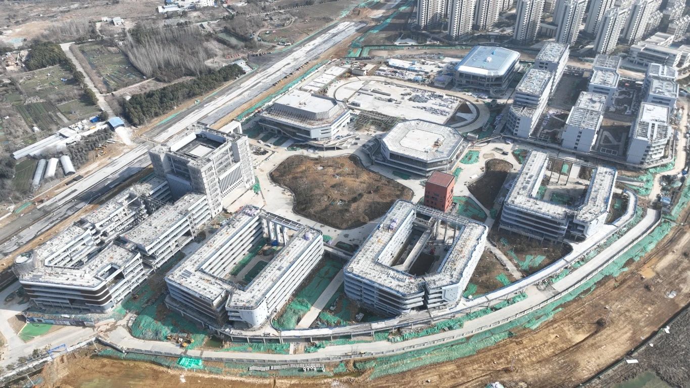 为确保合肥一中淝河校区项目2024年竣工交付节点如期完成，，，，，，迅速掀起春节后复工即大干劳动热潮，，，，，，形成一股紧张快干、提速争先的浓厚氛围，，，，，，2月16日，，，，，，合肥一中淝河校区项目召开节后复工动员大会。。。。。唬唬；；；嵘，，，，，，各部门负责人报告了2023年度收尾工作情况及今年的工作任务，，，，，，以月、周为时间轴线，，，，，，明确各目标节点，，，，，，并以图表的形式对各劳务班组负责人进行全面交底，，，，，，落实工作目标责任制，，，，，，做到责任到人，，，，，，切实做到工作目标化，，，，，，目标阶段化，，，，，，阶段具体化，，，，，，具体责任化。。。。。 (2)_副本.jpg