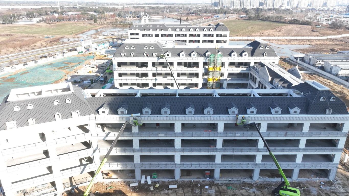 跑好龙年“第一棒”正当其时。。。。。五分公司各项目管理人员积极响应项目建设要求，，，，，，大年初四全员到岗，，，，，，召开全体班组复工复产会议，，，，，，制定了分部分项工程的复工时间节点，，，，，，为全面复工复产奠定坚实基础。。。。。分公司领导现场检查指导工作，，，，，，要求项目部全方位安排，，，，，，提前谋划。。。。。在复工复产的同时要做到全员三级安全教育，，，，，，杜绝一切盲目不安全的复工复产。。。。。努力营造大干快上局面，，，，，，工人们在现场干的热火朝天，，，，，，管理人员也时刻为工人安全生产保驾护航。。。。。.JPG